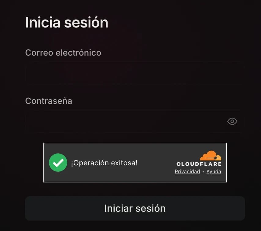 Captura del inicio de sesión del panel, con los campos de correo y contraseña vacíos y la verificación anti-bots de Cloudflare superada.